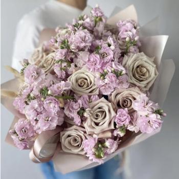 Букет Кремовые розы и розовая матиолла